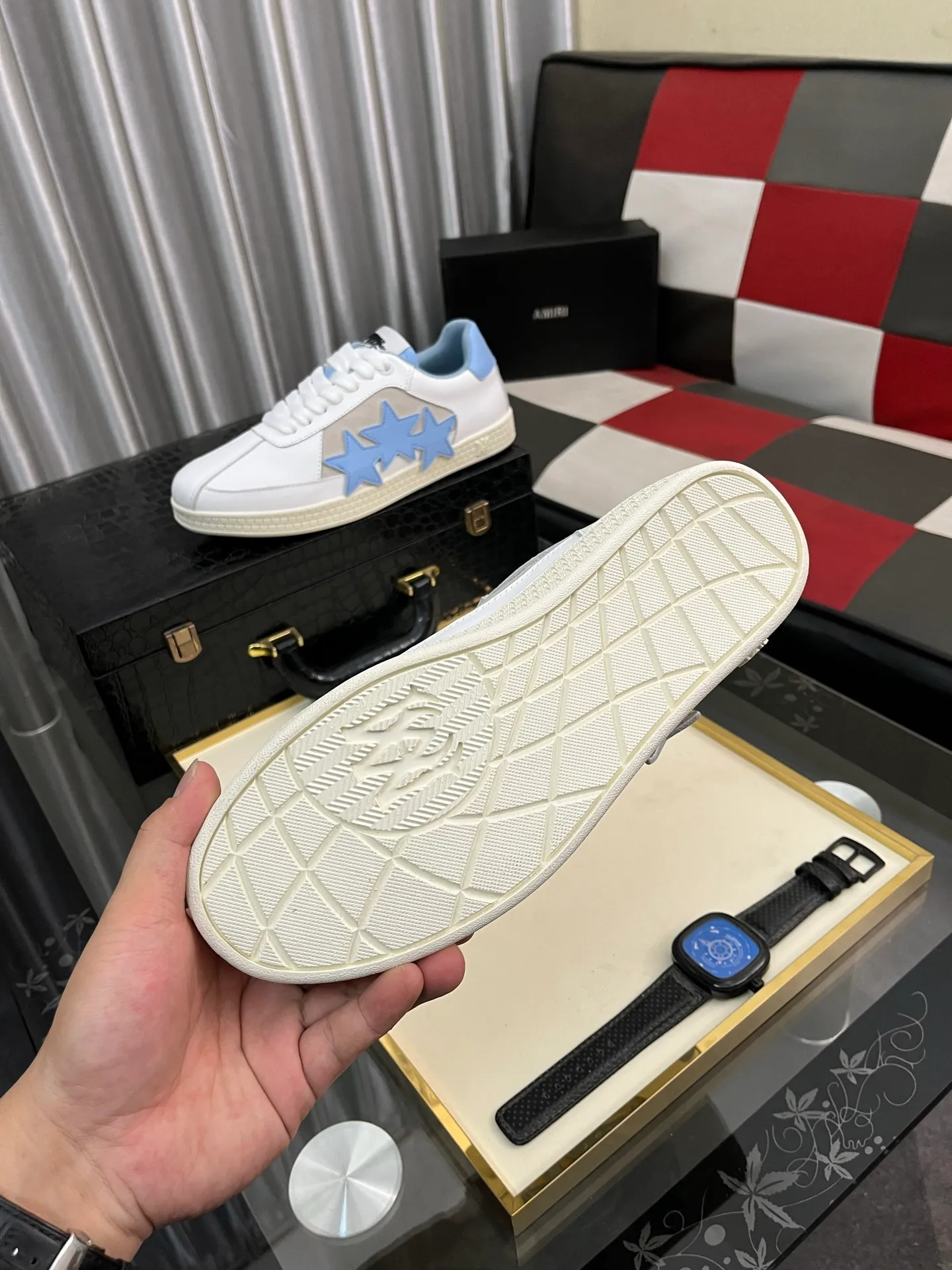 Men's shoes 💰420⌚️⌚️《AMIR*》New men's low-top casual sports sneakers bone shoes, another pair of irresistible bone shoes. Bone shoes are one of AMIRI's most popular items. They use first-layer cowhide uppers. The side bones are made of two cowhide laminations. They have a three-dimensional feel. The leather incisions are all oil-edged. Contrasting color design. Simple style. Fashionable sports. Customized metal LOGO nameplate to embellish shoelaces. Exclusive control of top version. Supports comparison. Breathable mesh lining Original rubber outsole A must-have item for daily leisure Suitable for various occasions Check it out if you pursue high quality Super cool uppers Size: 38-446️⃣ Colors available